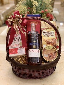 กระเช้าของขวัญ Holiday Deluxe Basket Set 2 ? Martell VSOP